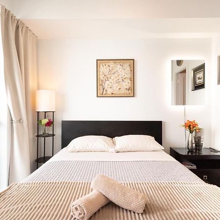 Bright Condo In The Heart Of Торонто Экстерьер фото