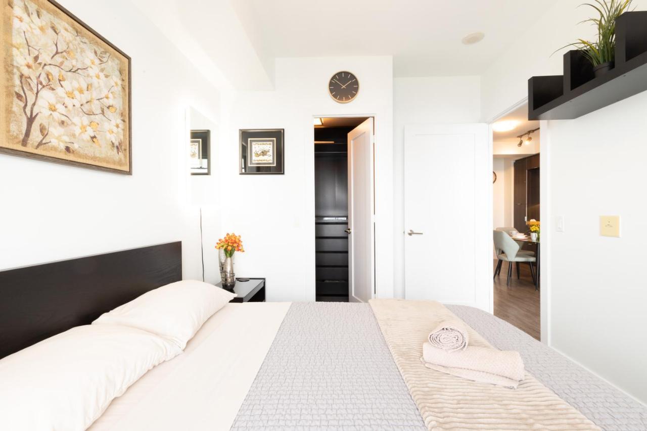 Bright Condo In The Heart Of Торонто Экстерьер фото