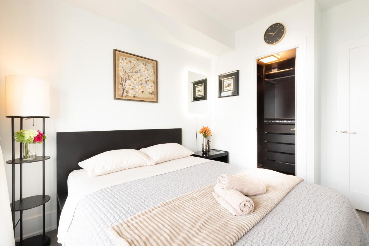 Bright Condo In The Heart Of Торонто Экстерьер фото