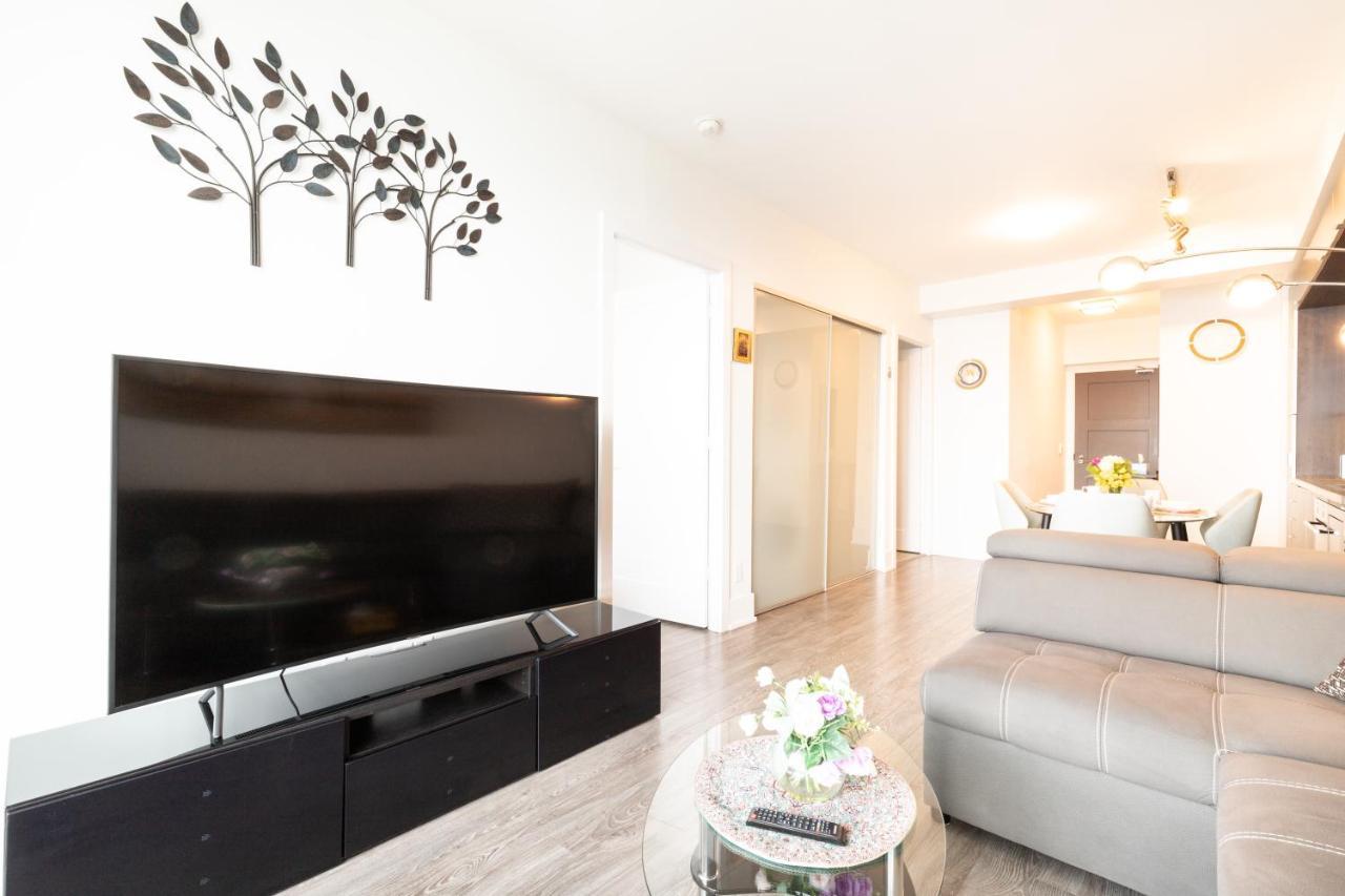 Bright Condo In The Heart Of Торонто Экстерьер фото