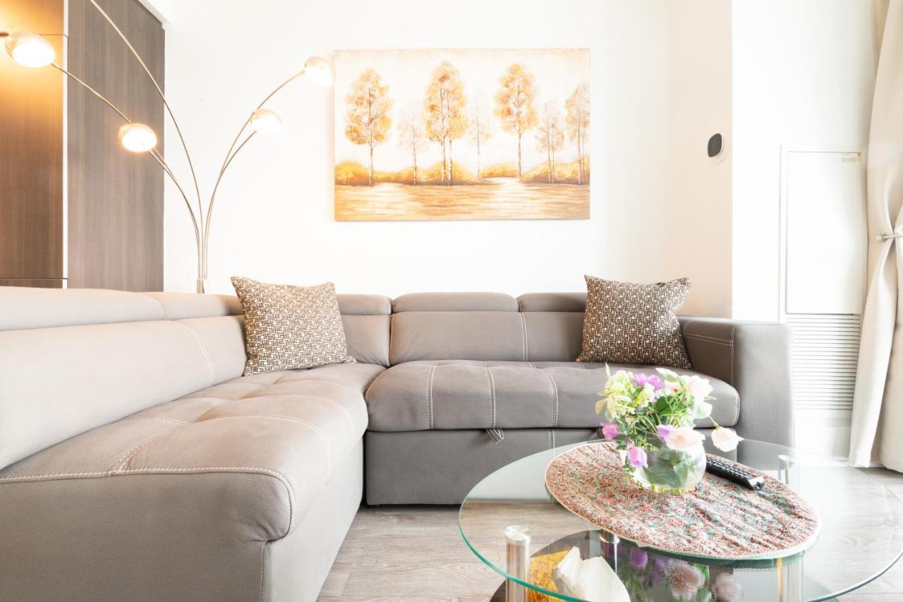 Bright Condo In The Heart Of Торонто Экстерьер фото