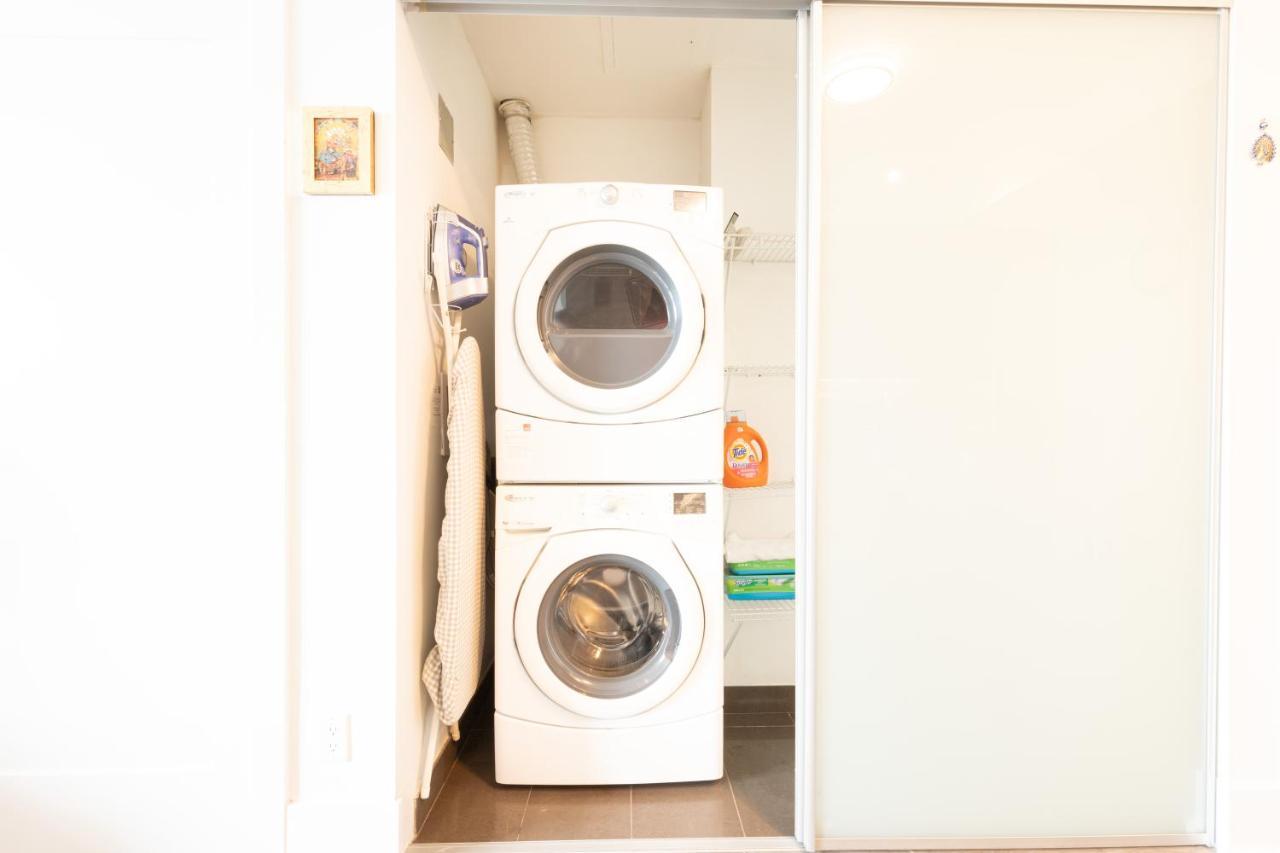 Bright Condo In The Heart Of Торонто Экстерьер фото