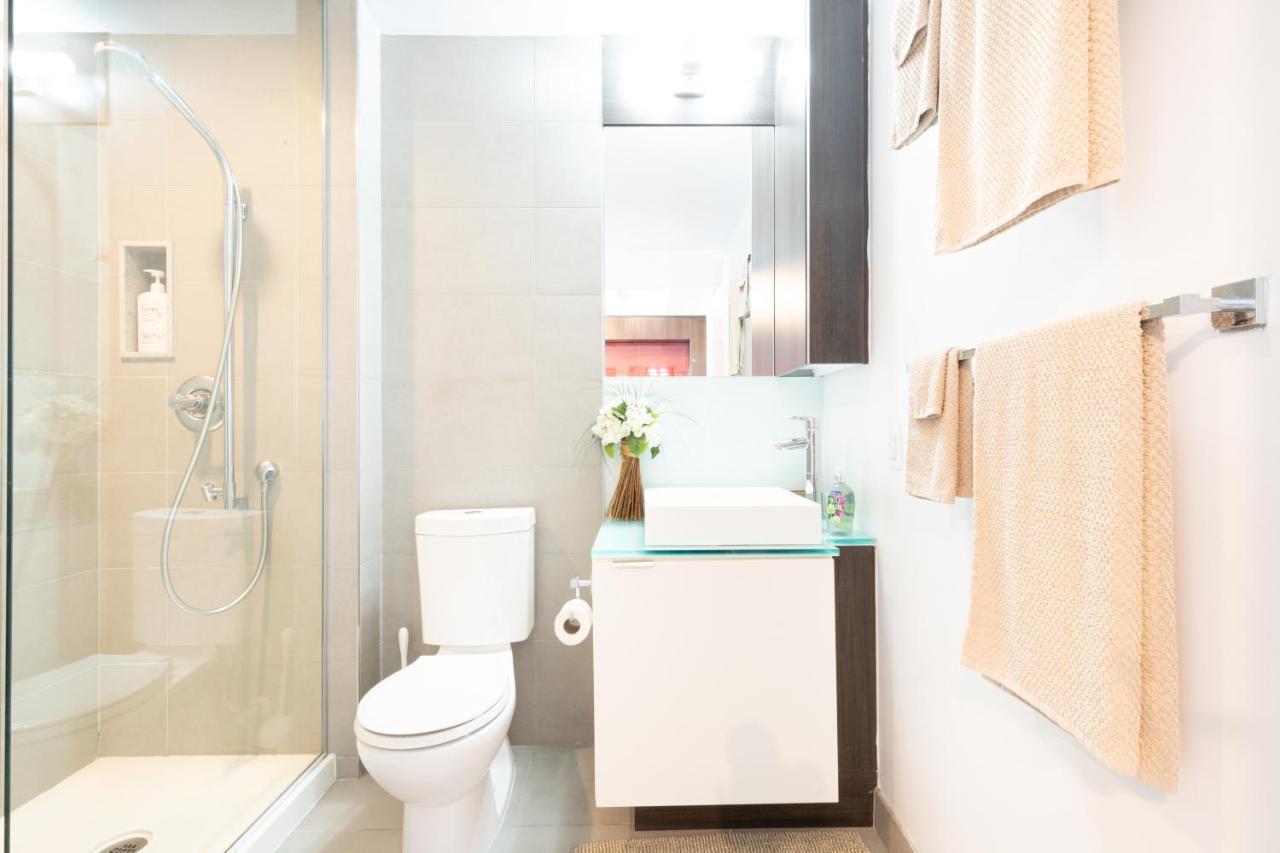 Bright Condo In The Heart Of Торонто Экстерьер фото