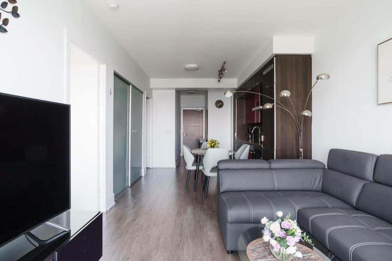 Bright Condo In The Heart Of Торонто Экстерьер фото