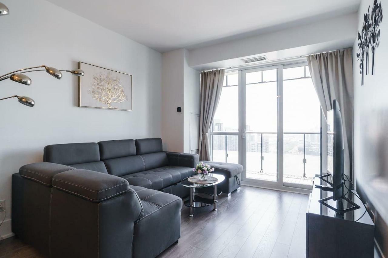 Bright Condo In The Heart Of Торонто Экстерьер фото