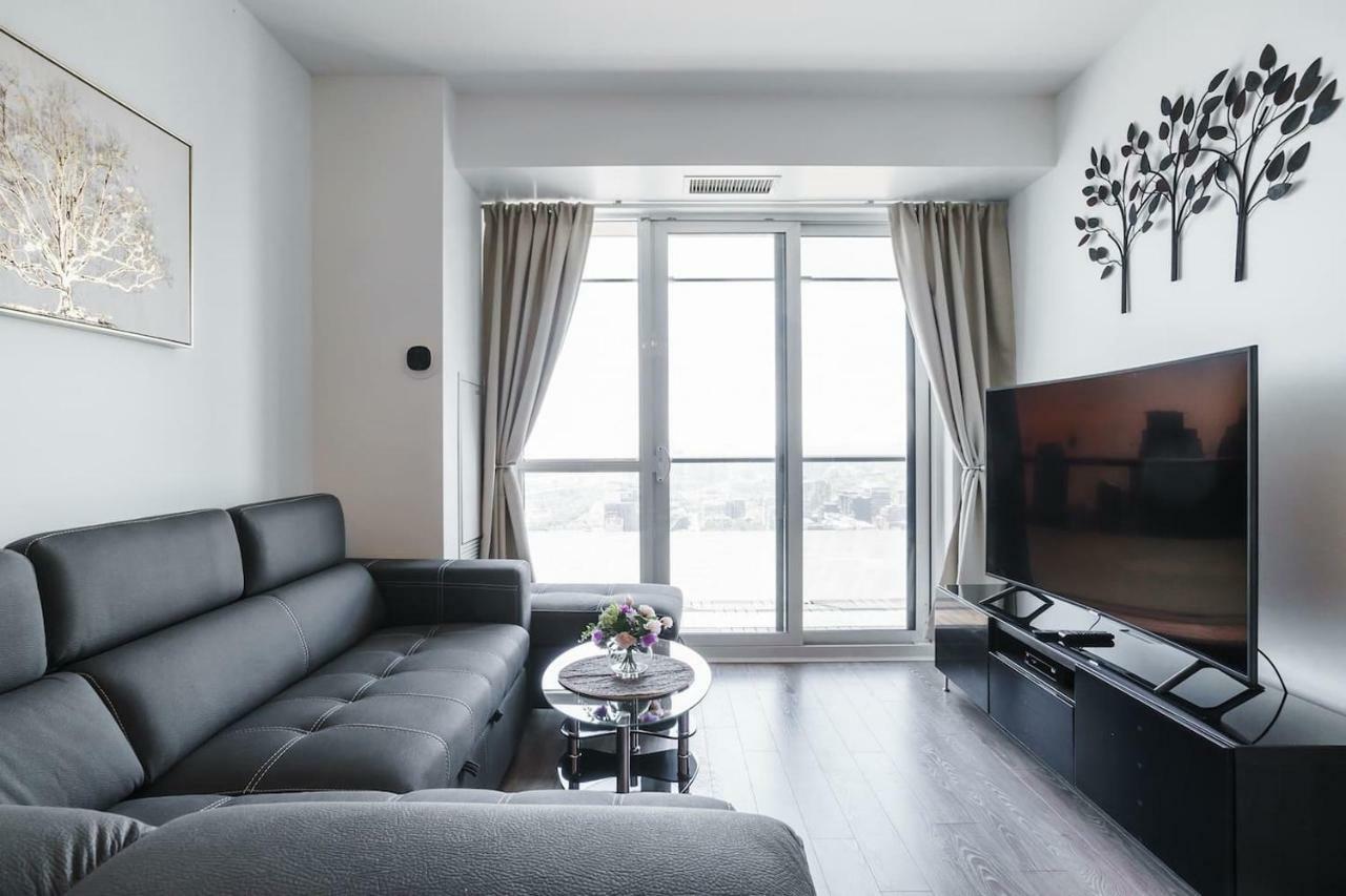 Bright Condo In The Heart Of Торонто Экстерьер фото