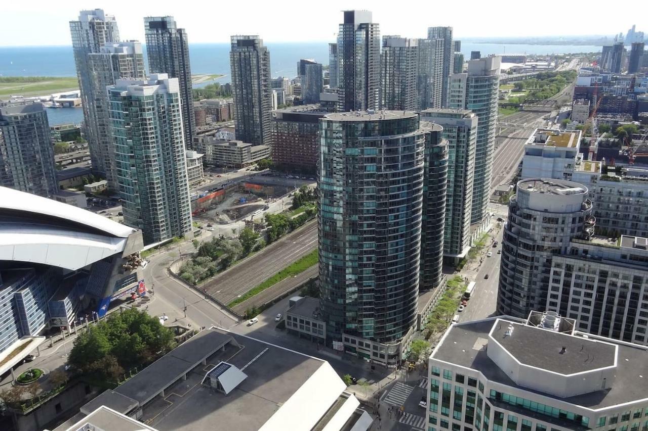 Bright Condo In The Heart Of Торонто Экстерьер фото