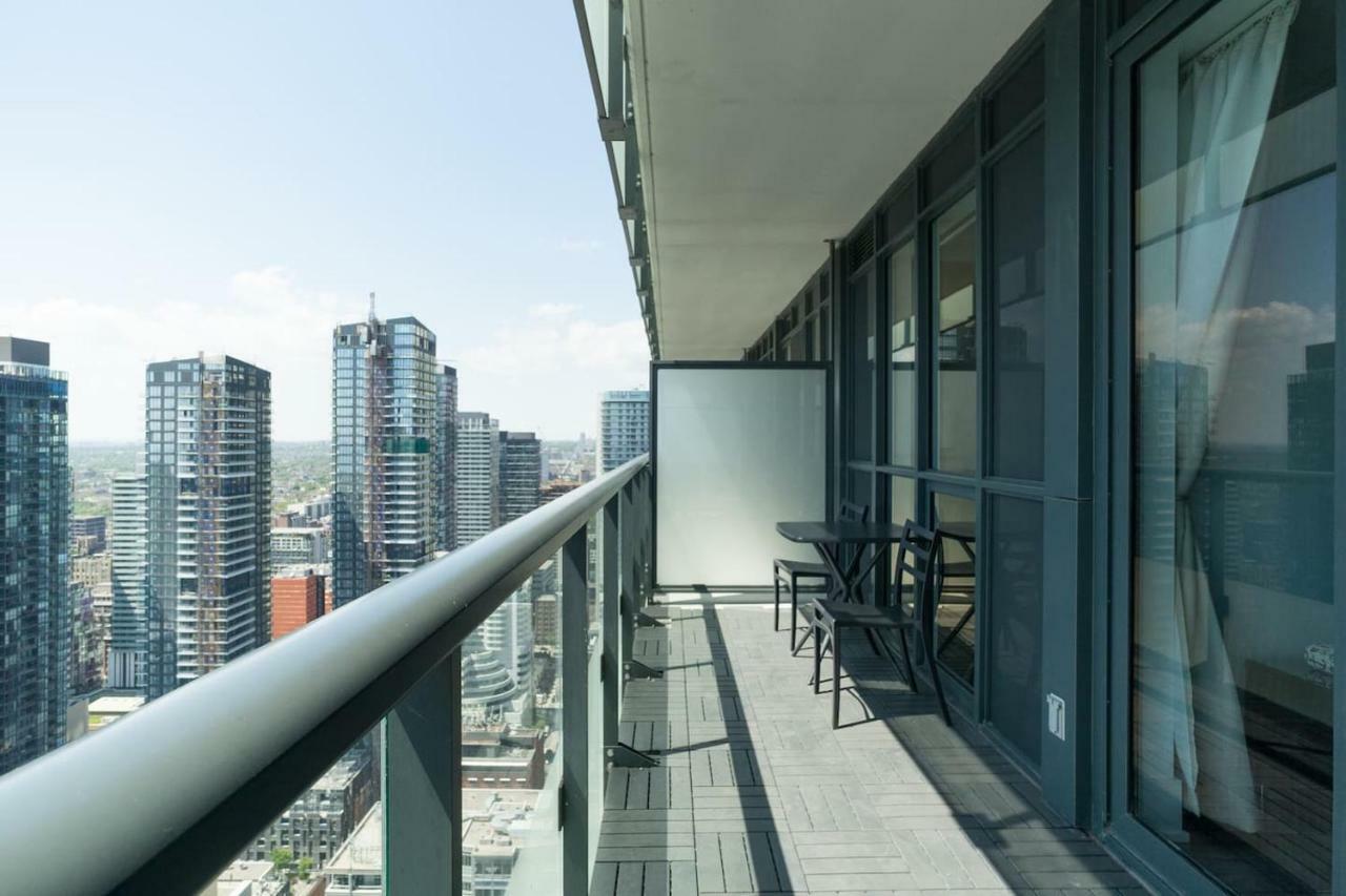 Bright Condo In The Heart Of Торонто Экстерьер фото
