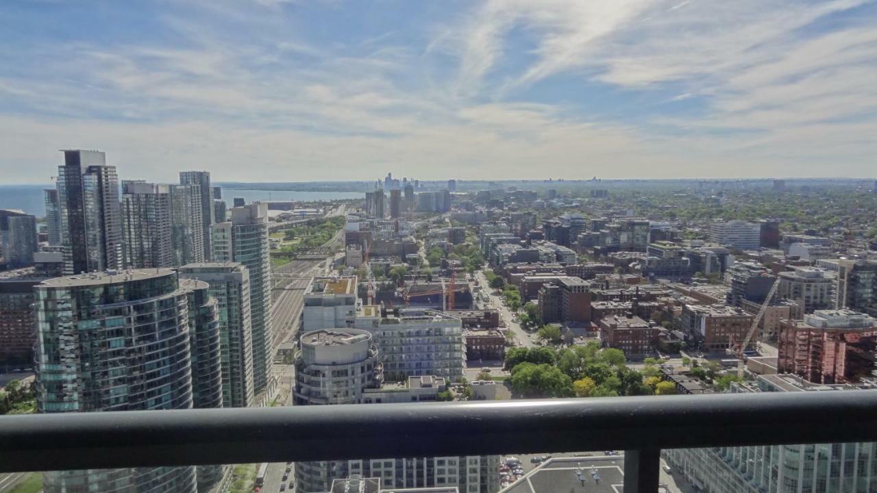 Bright Condo In The Heart Of Торонто Экстерьер фото