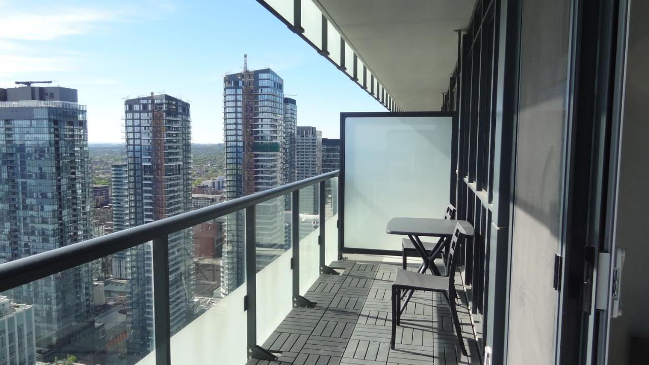 Bright Condo In The Heart Of Торонто Экстерьер фото