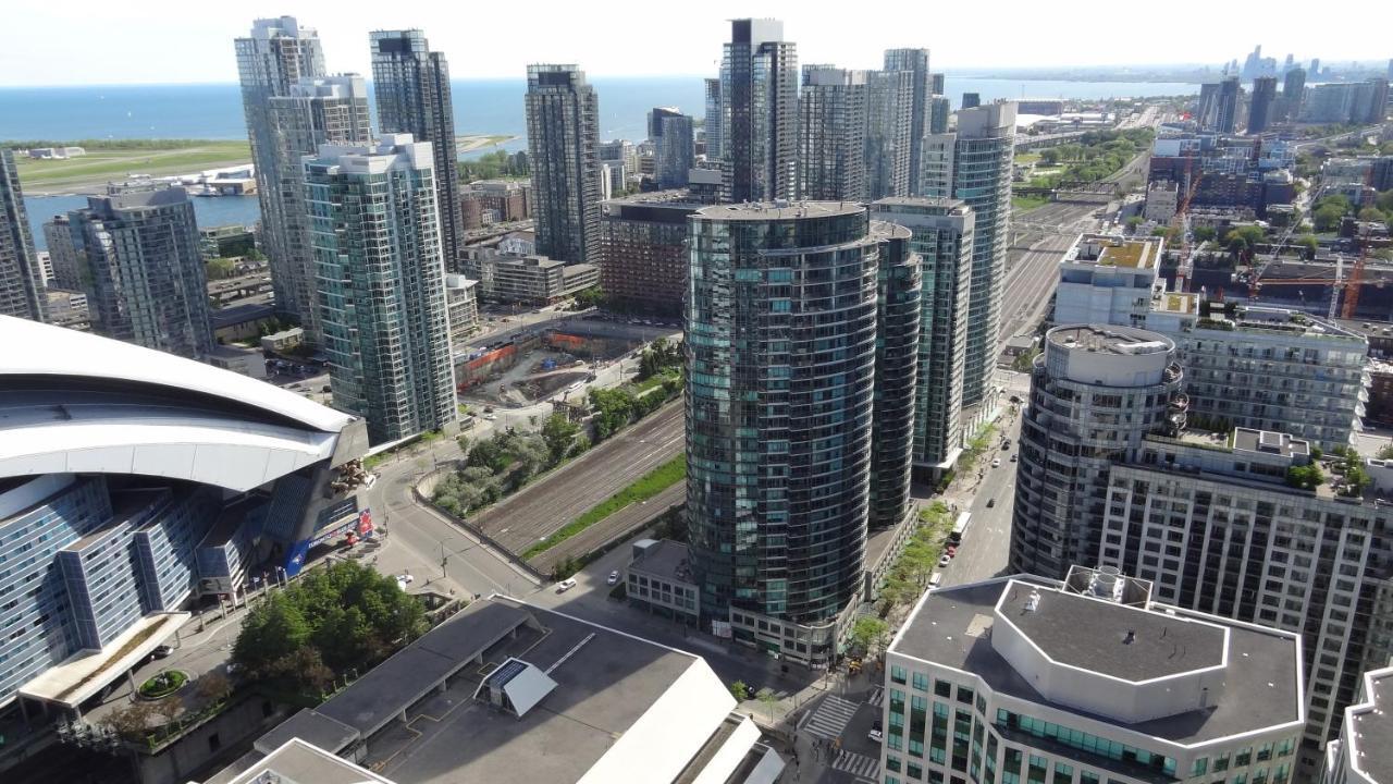 Bright Condo In The Heart Of Торонто Экстерьер фото
